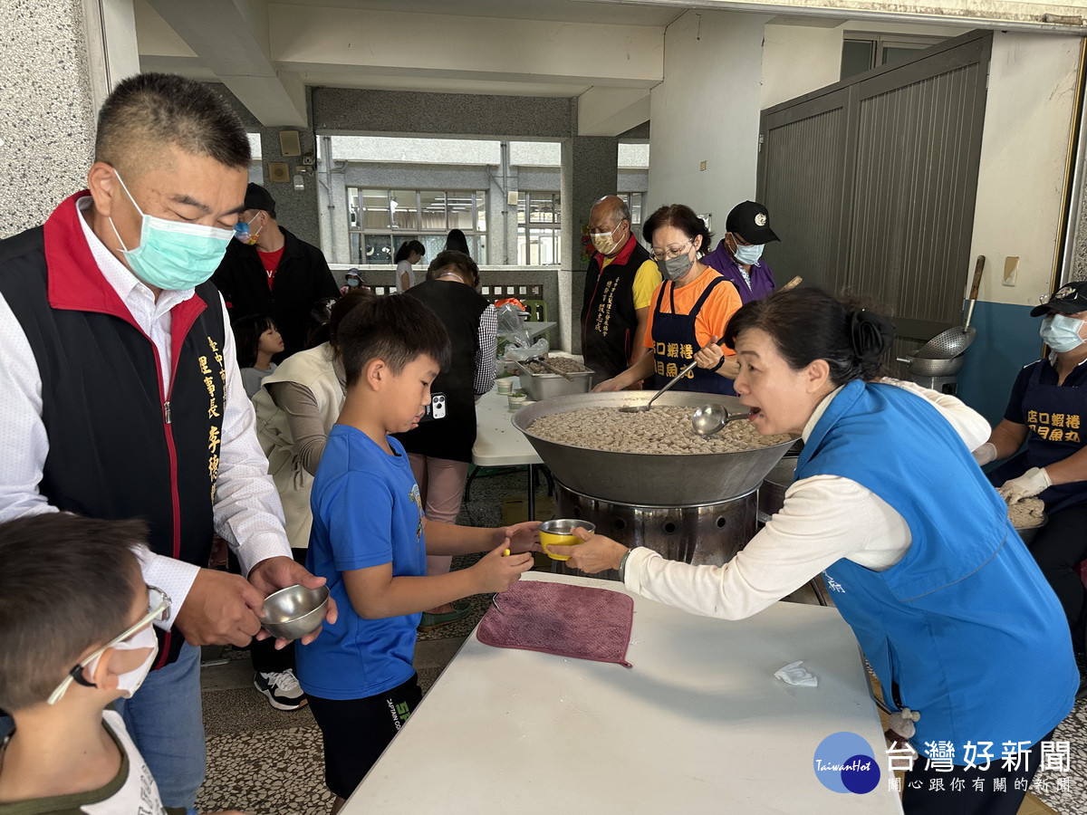 吳副處長感謝魚丸伯到各學校服務。（記者扶小萍攝）