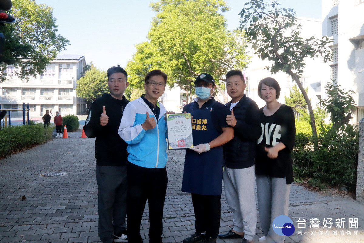 陳校長贈感謝狀予團隊。（記者扶小萍攝）<br />
