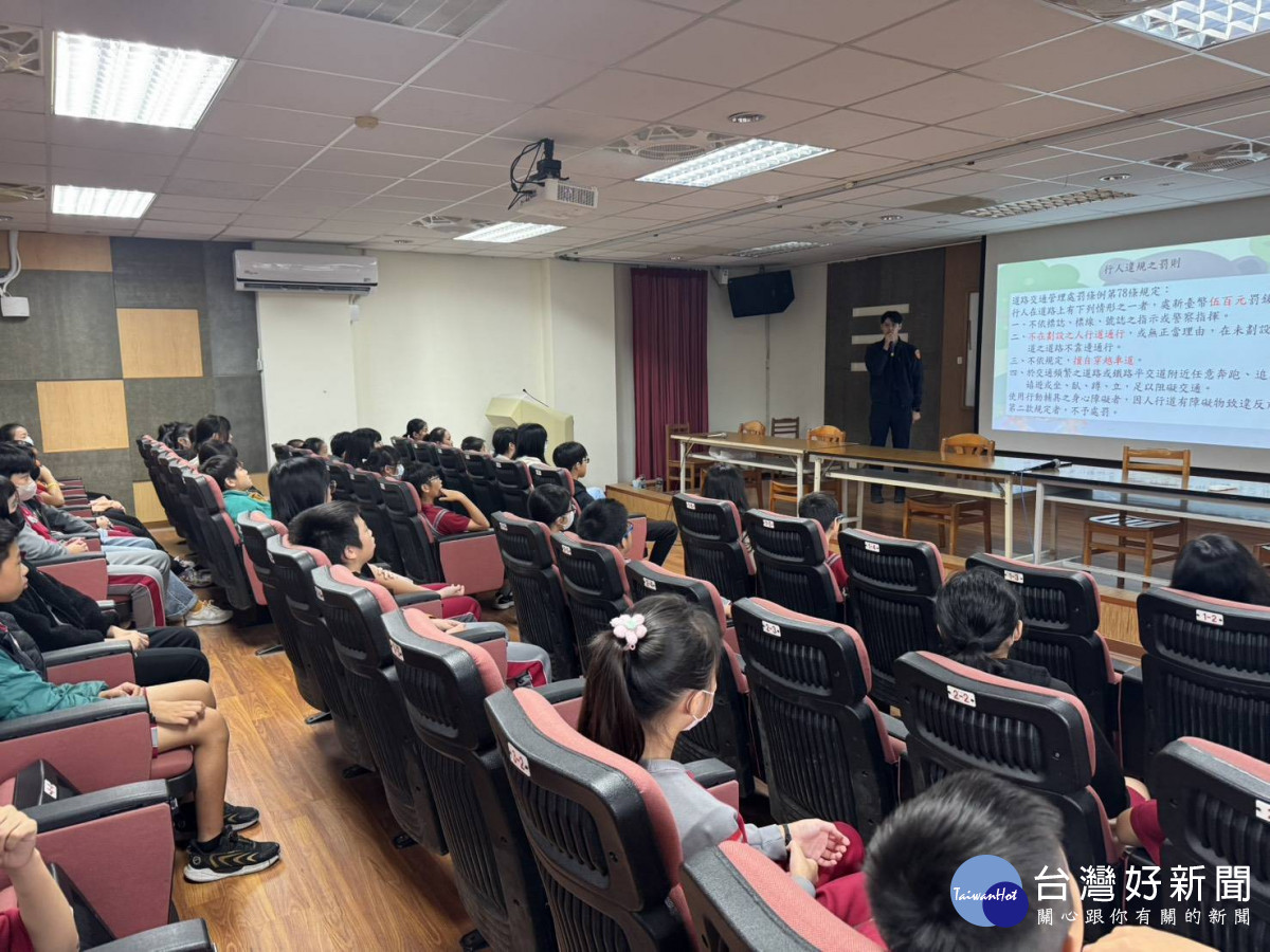 平鎮警前往復旦國小宣導，提升學生交通安全觀念。