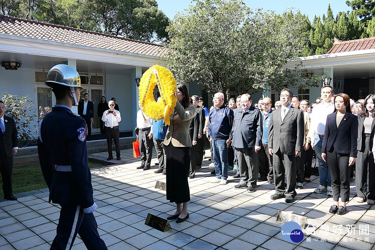 國民黨主席鄭麗文先後赴慈湖、頭寮謁陵       呼籲護民主、拚和平、拚經濟