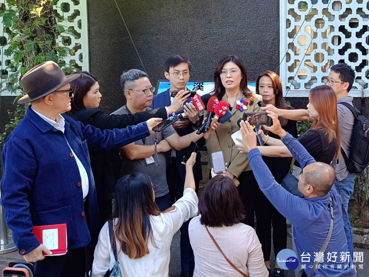 國民黨主席鄭麗文先後赴慈湖、頭寮謁陵       呼籲護民主、拚和平、拚經濟