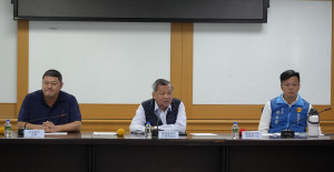 王副縣長主持貓羅溪疏浚會議。（市公所提供）