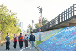 代理市長邱臣遠偕同民政處長施淑婷及李金文頭目、林慈愛議員一起欣賞牆面之美。