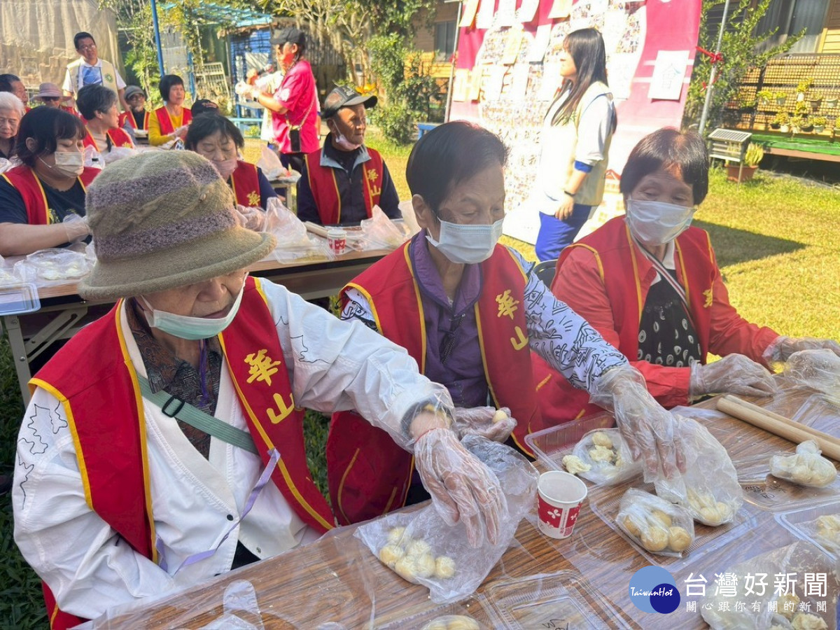 安排感恩餅製作，讓長輩們體驗不一樣的生活樂趣。（華山水里站提供）