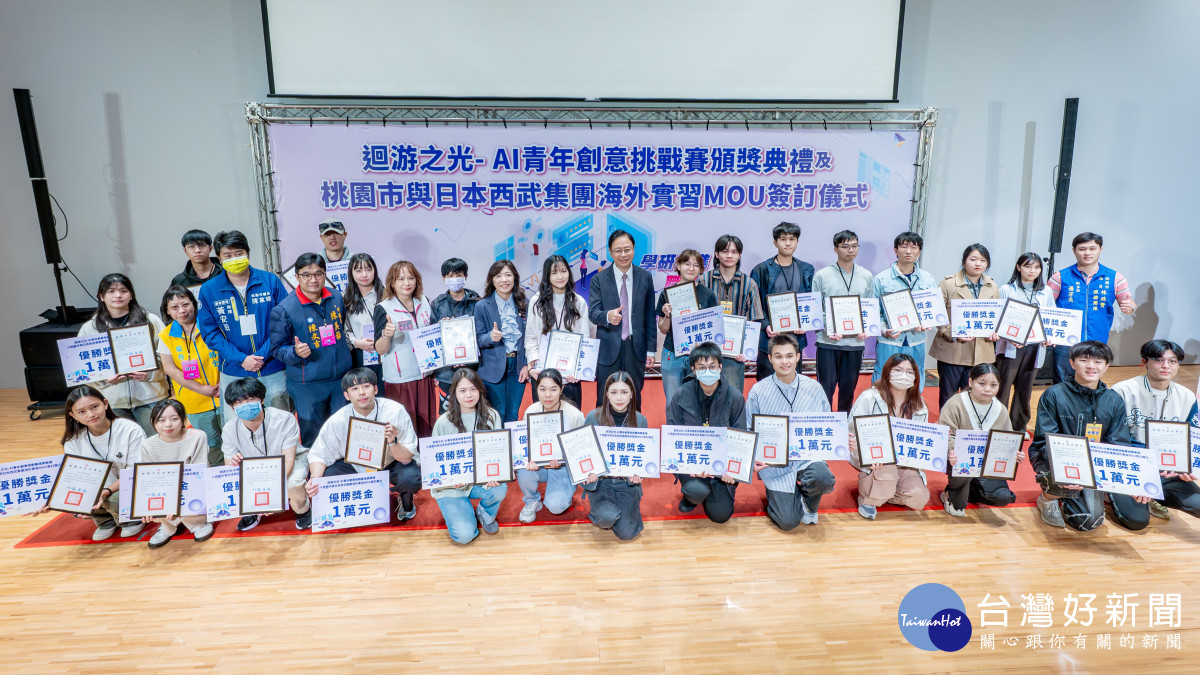 張市長與獲獎學子合照。