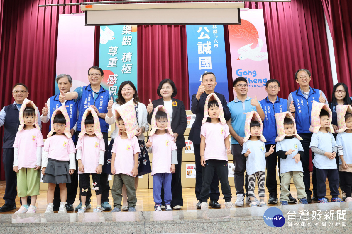 紡織產業綜合研究所與榮洲紡織公司共同捐贈 1,500 頂地震防護頭套予雲縣學童使用／翻攝照片