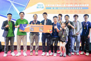 彰基牙科部團隊榮獲2025全牙盃桌球賽冠軍，由大會主席陳穆寬總院長親自頒獎。圖／彰基醫院提供