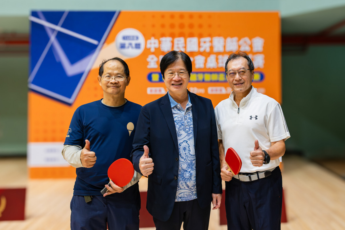 彰化牙醫師公會陳俊雄理事長(左)、牙醫師公會全聯會陳世岳理事長(中)及全聯會陳信利福利主委(右)期待透過競技運動,感受桌球的魅力。圖/彰基醫院提供