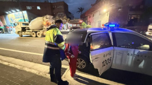 天色暗氣溫驟降！女學生搭錯車，冰冷街頭迷途，警方火速尋回暖心護送。