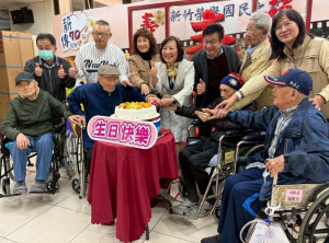 家主任與來賓及壽星代表一起唱生日快樂歌切蛋糕。