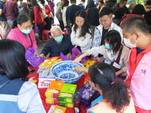 台中市大安區阿聰師芋頭觀光工廠，每年舉辦阿聰師博餅文化節，活動場面盛大，近千參與民眾齊集擲骰子呼叫狀元聲不斷，玩得快樂。（記者陳榮昌攝）
