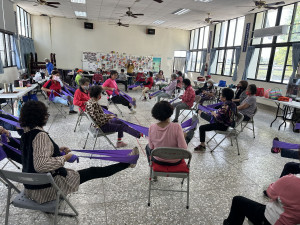 錦梓社區據點長輩精竟抖擻體力充沛。（記者扶小萍攝）