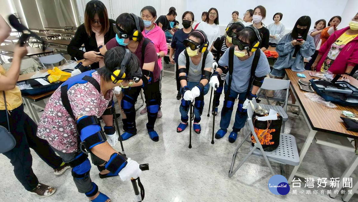 長輩們對自立支援課程實際體驗深具成效。(南開科大提供)