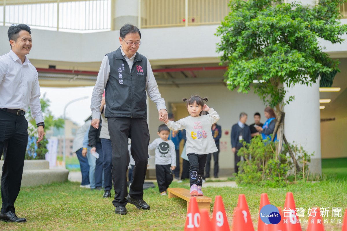 市長陪同幼童參與戶外闖關活動。