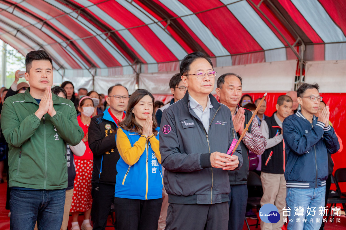 張市長為新屋埔頂市民活動中心開工祈福。<br />
<br />
