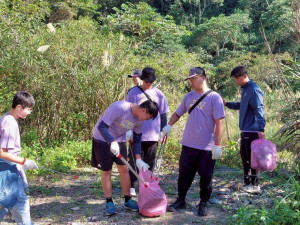 青年共同清理五峰鄉頭目廣場周邊約500公尺範圍內的山林垃圾。