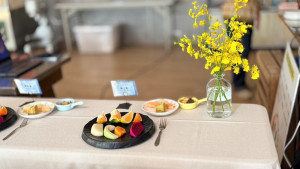 壢西坪準備季節地產：水梨、芭樂、火龍果、及各式柑橘，教導德國金牌農村團由左至右食用，才能品嚐最原始的風味。(圖/苗栗縣政府)