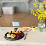 壢西坪準備季節地產：水梨、芭樂、火龍果、及各式柑橘，教導德國金牌農村團由左至右食用，才能品嚐最原始的風味。(圖/苗栗縣政府)