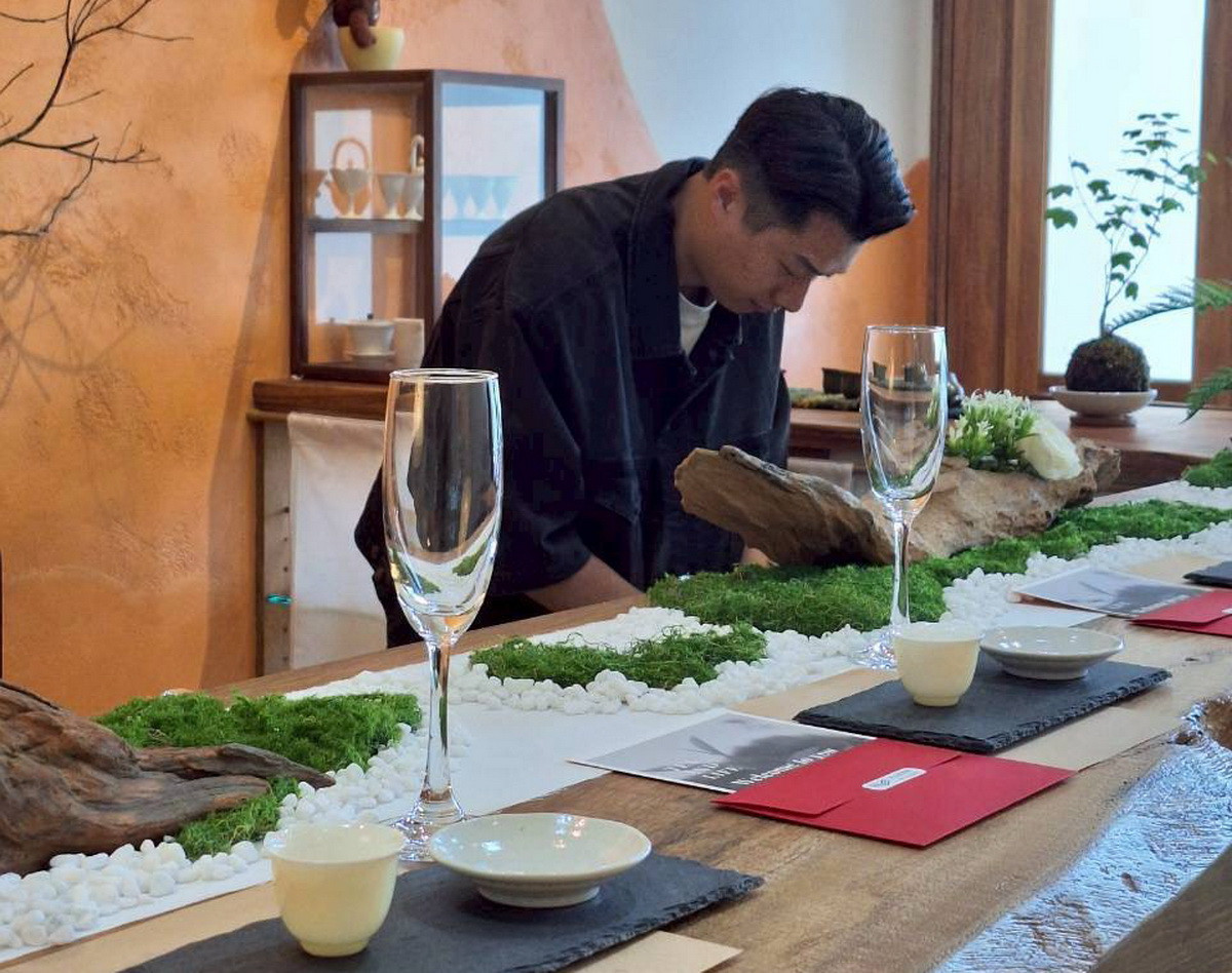 高腳杯置茶是新視覺茶品。(陳駿逸提供)