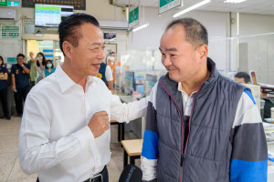 竹崎地政與竹崎警方近期成功攔阻800萬元詐騙案，縣長翁章梁前往朴子地政取景拍攝防詐宣導短片／嘉義縣府提供