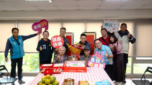 新竹榮服處鞠宗顯處長（前排右二）偕趙強里長（左二）、黃承澤主任（後排右一）到府慶生。
