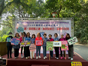 新竹市警察局政風室在十八尖山進行反詐騙宣導。