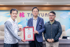 都發局呈獻榮獲內政部國土管理署「114年公寓大廈管理組織報備及相關業務督導考核特優」。