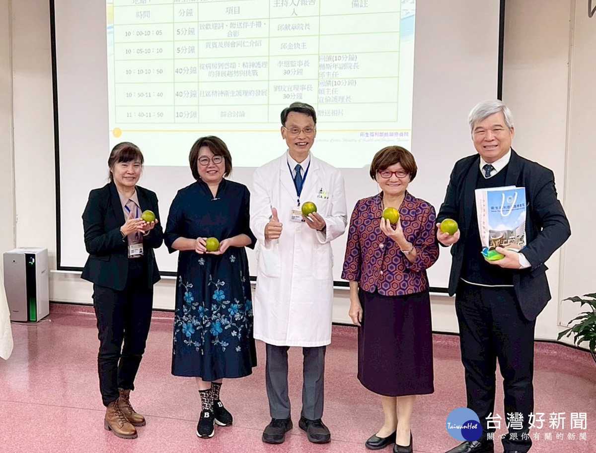 中華民國精神衛生護理學會理事長劉玟宜(左二)、監事長李選(右二)及桃園榮民醫院副院長楊斯年(右一)親臨指導。(桃療提供)
