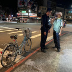 8旬翁從中和騎到楊梅，警方暖心協助返家。