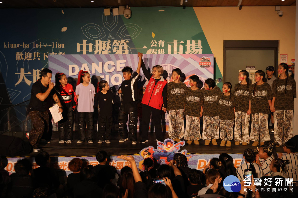 中壢車站商圈舞蹈大賽湧入逾200名民眾，15支青少年舞團點亮前站街區。