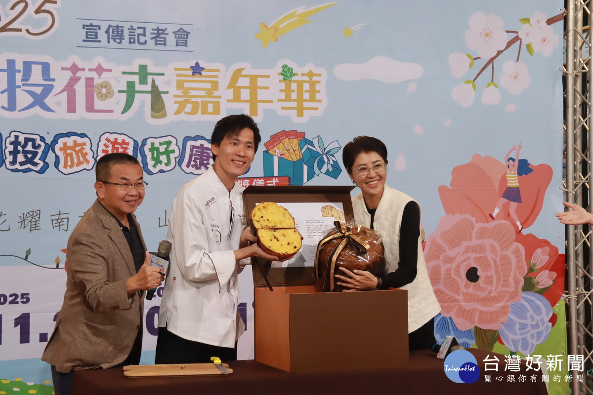 Feeling18茆董事長獻上世界盃冠軍麵包。（記者扶小萍攝）