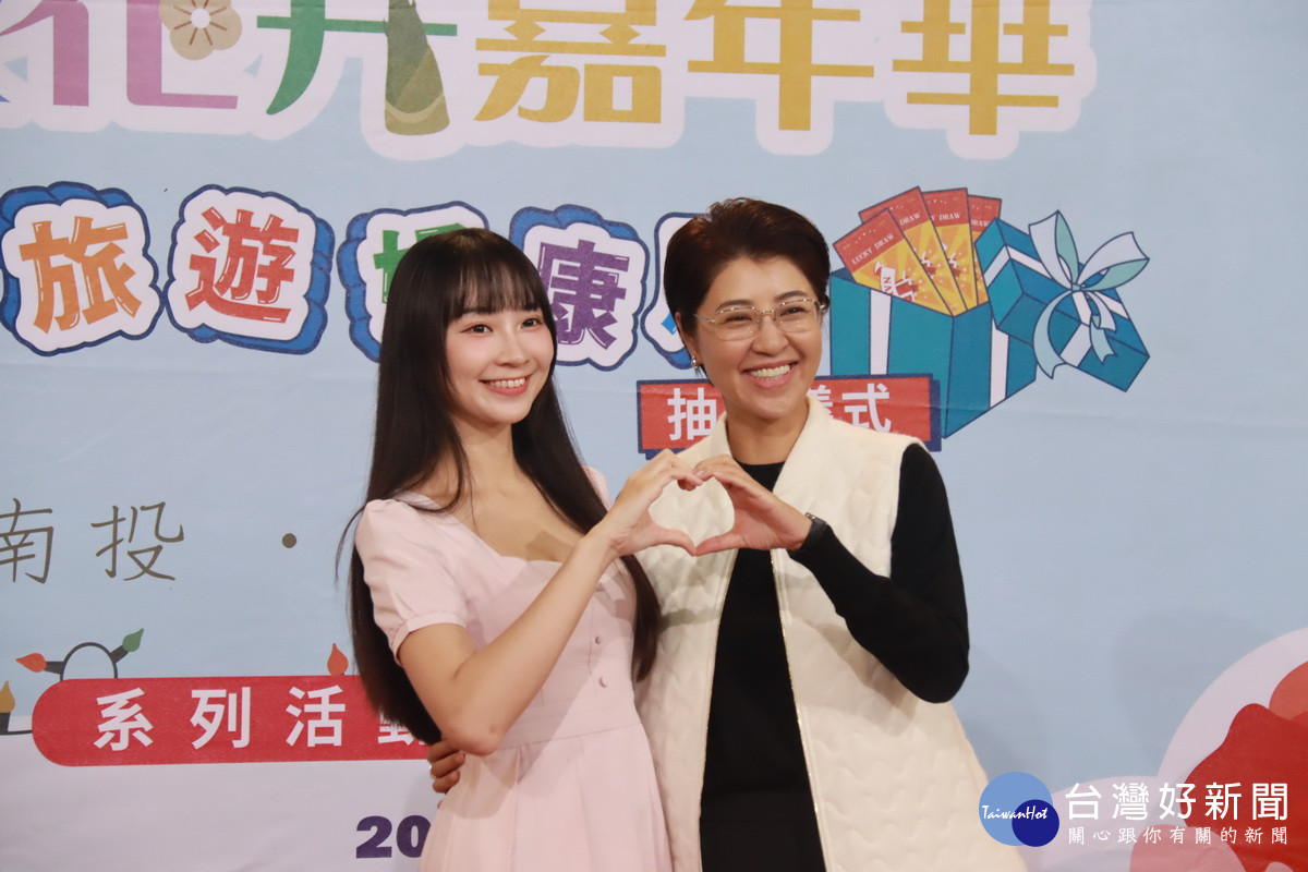 宣傳大使高曼容與許淑華大力宣傳。（記者扶小萍攝）