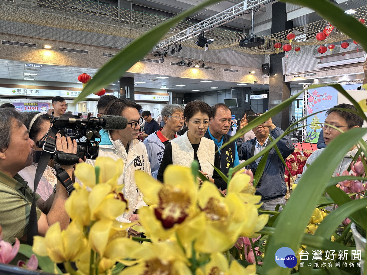 各鄉鎮帶來代表性花卉與活動展示。（記者扶小萍攝）