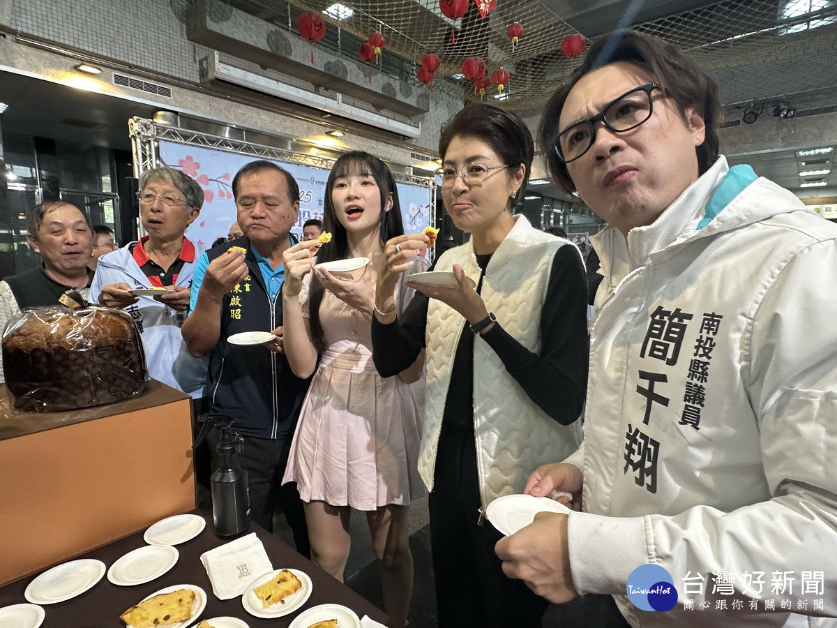 與會嘉賓品賞美味糕點。（記者扶小萍攝）