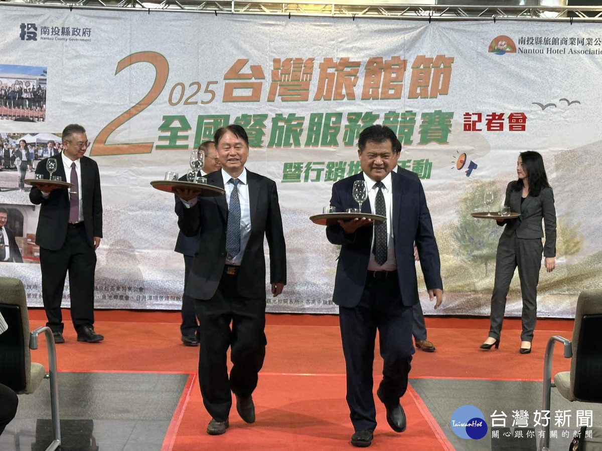 簡代理秘書長與李吉田理事長親展托盤走秀。（記者扶小萍攝）