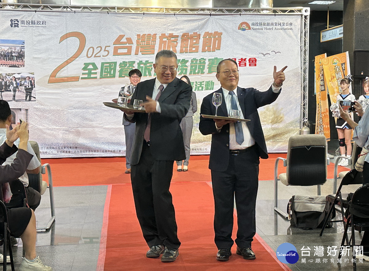 觀光處陳處長與林理事長活力十足。（記者扶小萍攝）