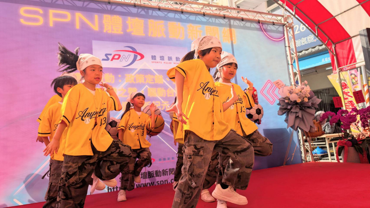 曾受何昱奇理事長贊助的小朋友街舞團體特別上台表演。
