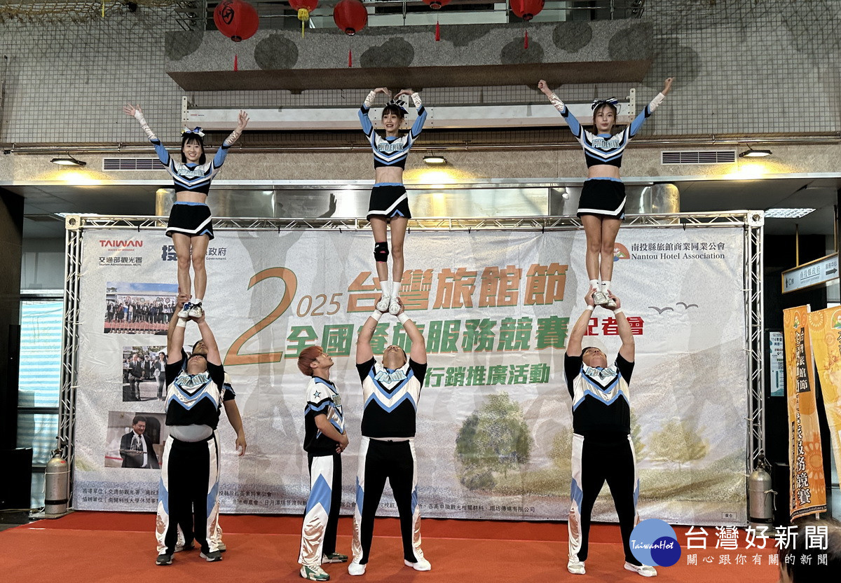 鳳凰競技啦啦隊熱力應援。（記者扶小萍攝）