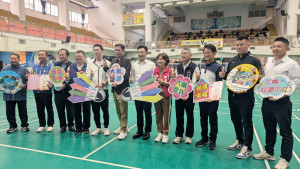 運彩公會攜手立委廖偉翔贈送3600顆羽球給大鵬國小羽球隊，助攻全國賽，立院副院長江啟臣也到場關心加油。