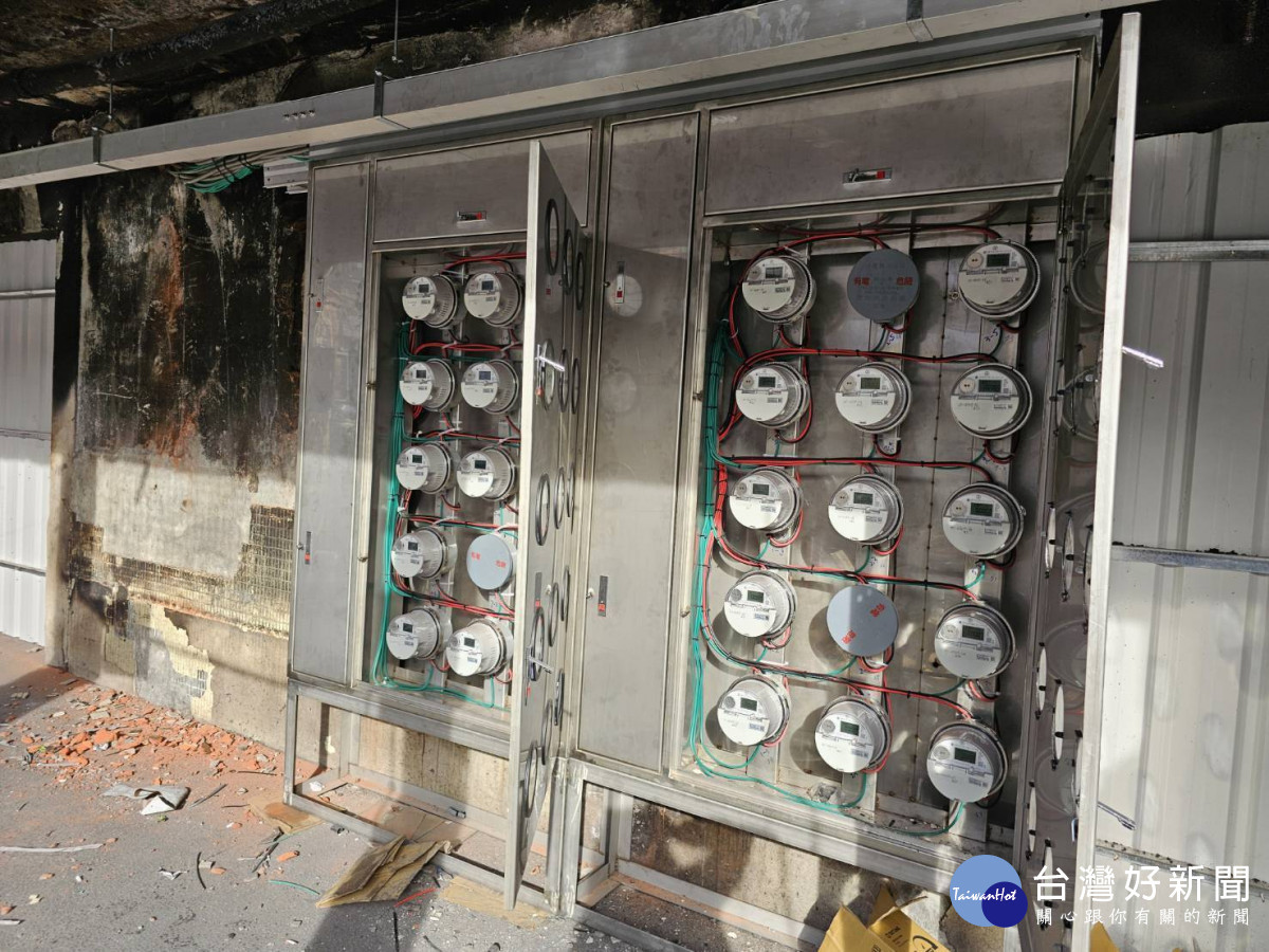 市府經發局、桃園區公所及台電三方多日通力合作、加班趕工，26日完成全數攤位通電。