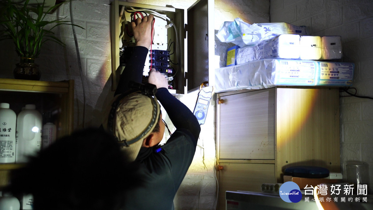 市府經發局、桃園區公所及台電三方多日通力合作、加班趕工，26日完成全數攤位通電。