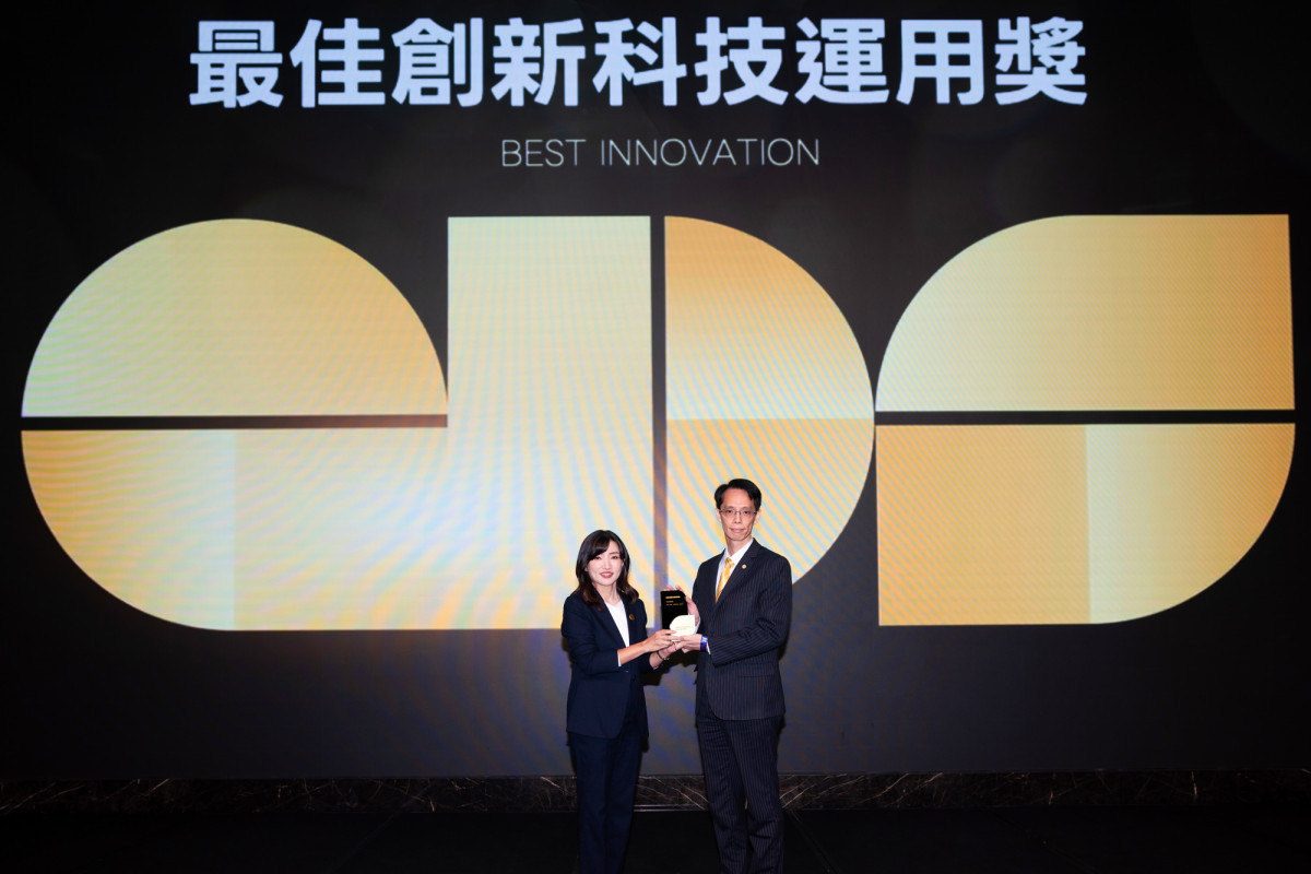 永慶房產集團資訊部協理呂學堯(右)從LINE Taiwan企業解決方案事業群總經理王俞蓉(左)手中接過「最佳創新科技運用獎」金獎獎座。 (圖/永慶房產集團提供)