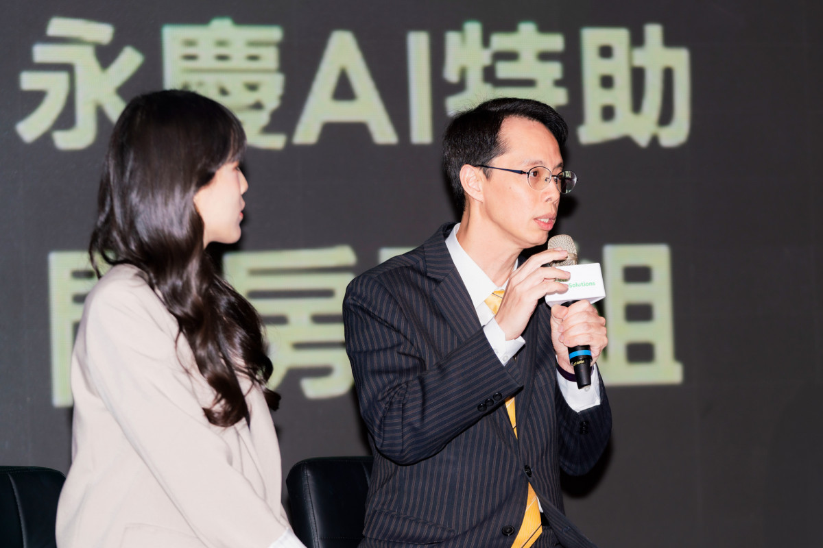 永慶房產集團資訊部協理呂學堯(右)分享，「永慶AI特助」讓消費者可以用自然語發問找房。(圖/永慶房產集團提供)