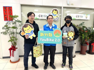 王同學與王爸爸一起受獎，王同學(右1)是第4,999,999位。