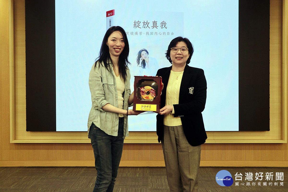 長庚科大校長范君瑜(右)贈送紀念禮品表達致謝