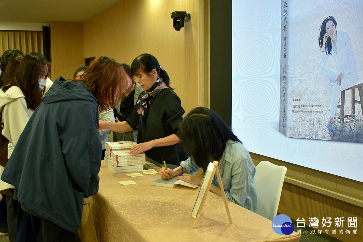 活動尾聲，師生排隊與楊元寧簽書並合影留念