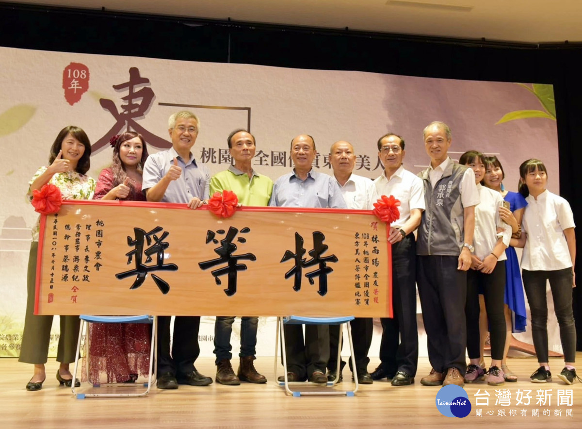 林雨暘先生以感恩的心培製東方美人茶<br />
,入口甘醇、滑順、不澀。獲得東方美人茶比賽中獲頒的大幅匾額,便是此茶品質的最佳保證