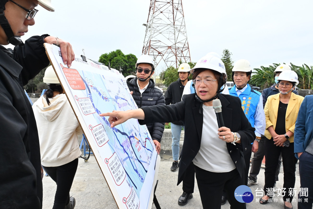 王惠美勘查清水溪正義橋坍塌現場,縣府投入3,842萬加速修復。圖/記者鄧富珍翻攝