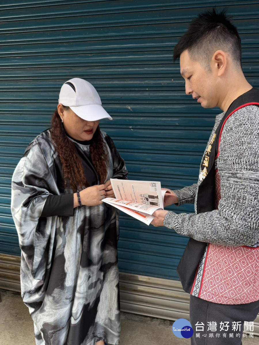 復興區公所發放《全民安全手冊》至各里家戶。<br />
<br />