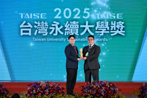 長庚大學李坤穆永續長(圖右)代表學校領獎